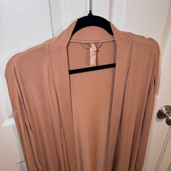 Skims Nude Robe - Picture 3 of 9